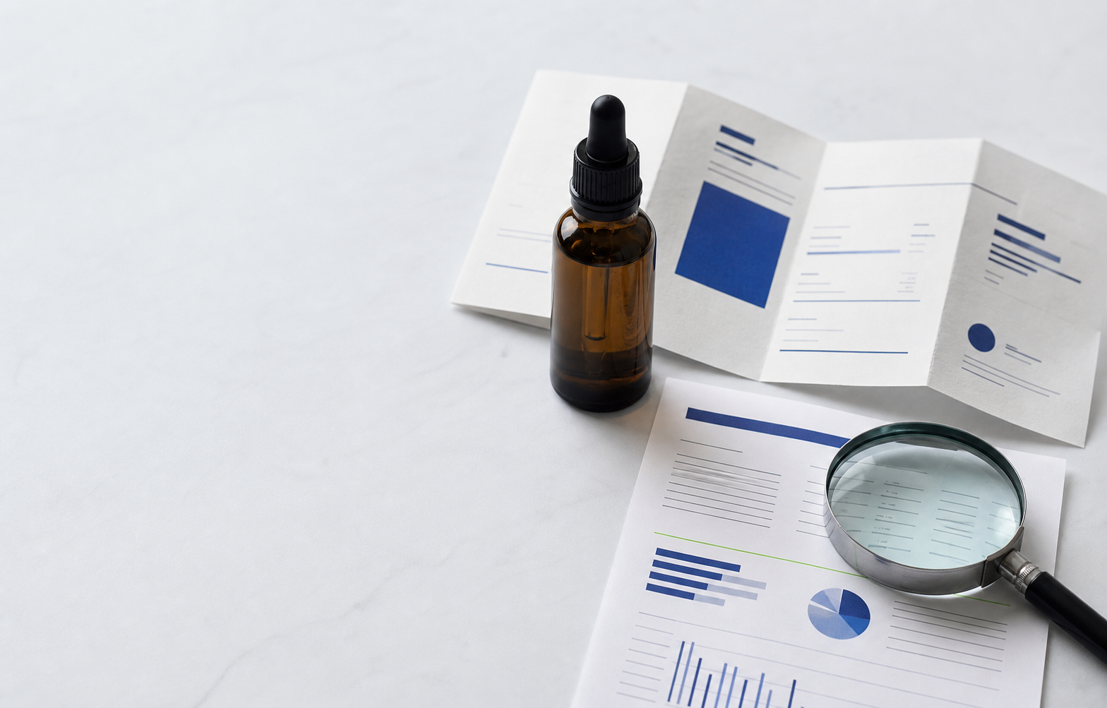 Neutraal CBD-etiket naast een batchrapport